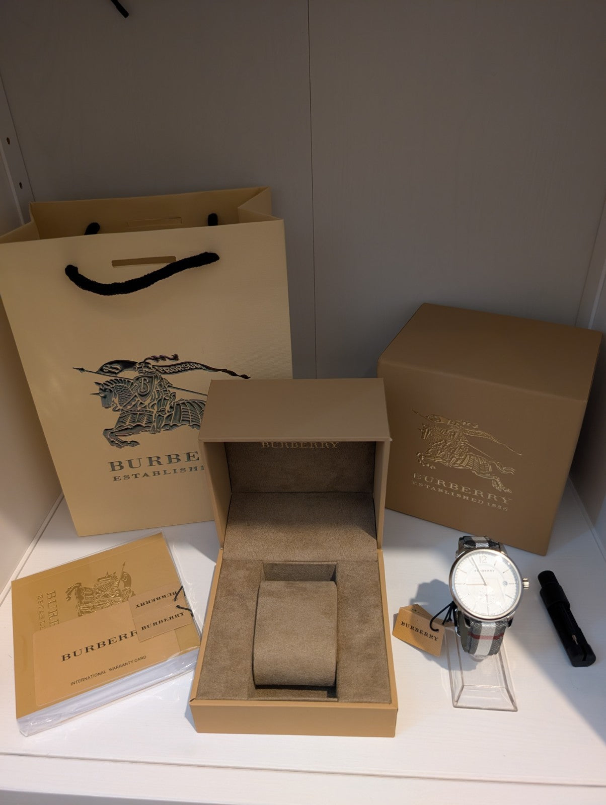 BURBERRY BU10002 Classic Horseferry Silver Dial Leather Strap Mens Watch 40mm