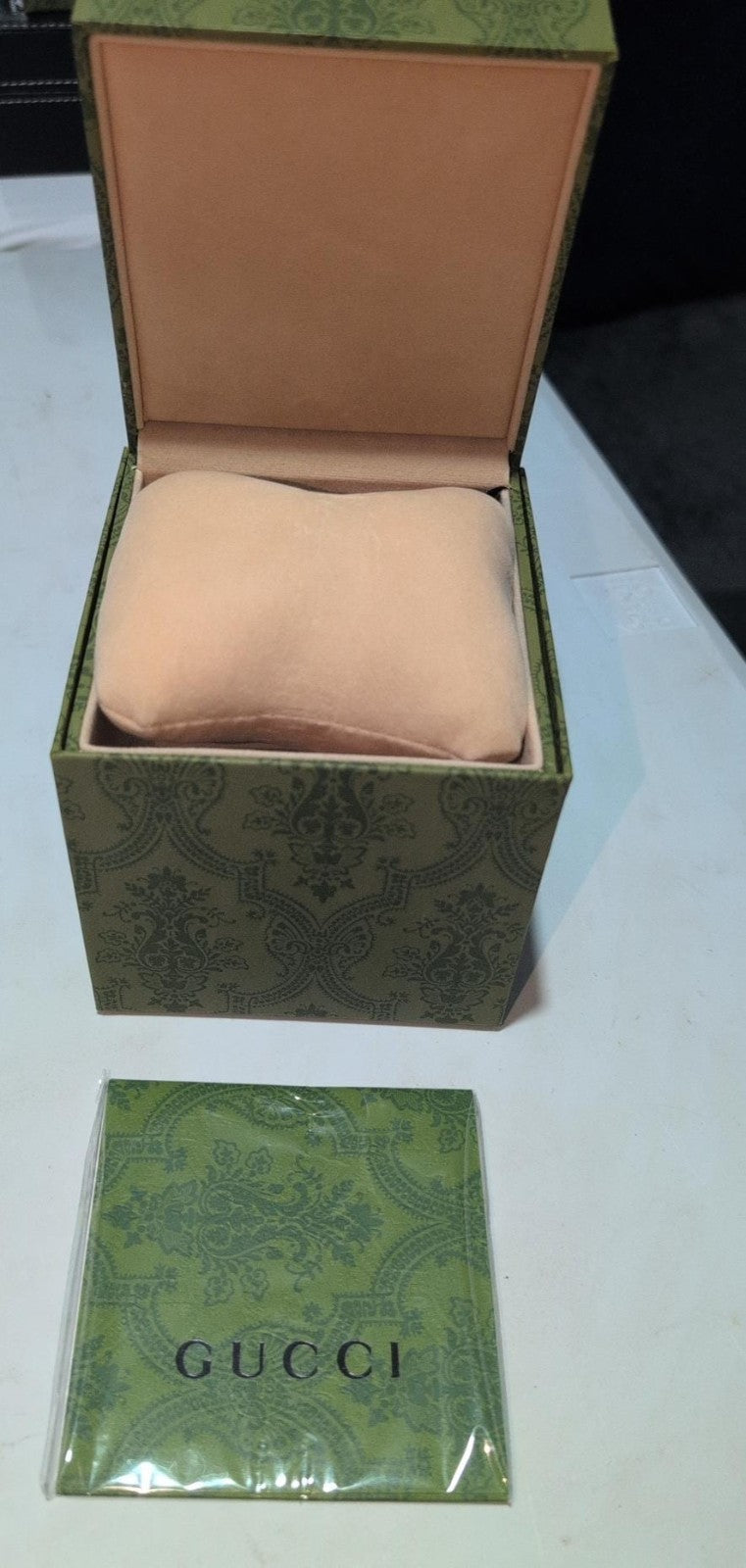 Gucci Interlocking Watch YA142511 29 mm steel Diamonds Ladies Pink Dial